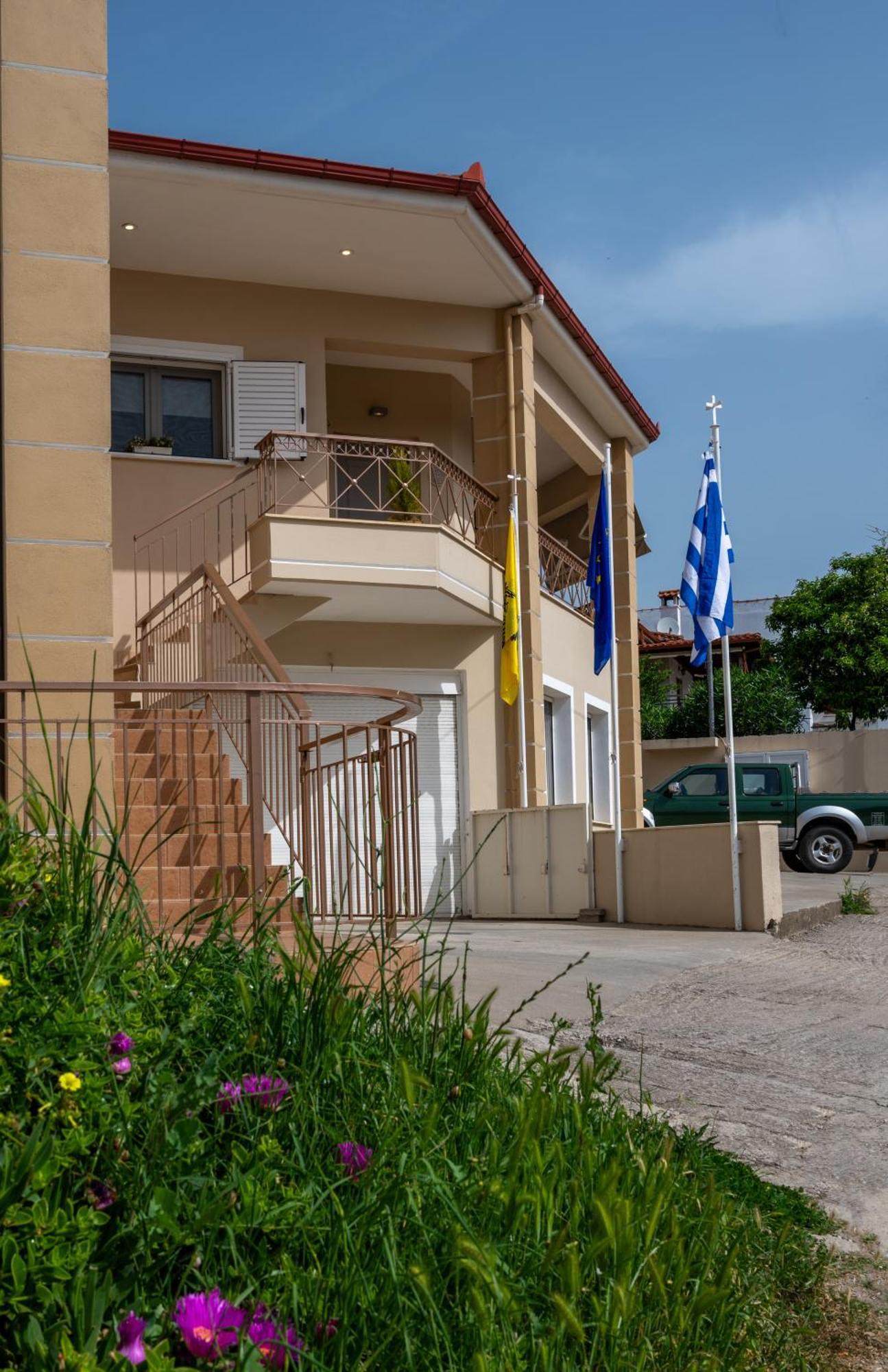 Lakis House